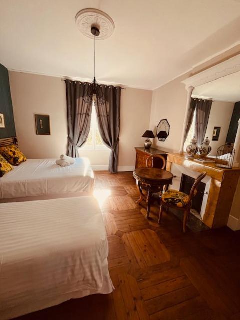 Отель Le Manoir Du Thouron Saint-Sulpice  Экстерьер фото