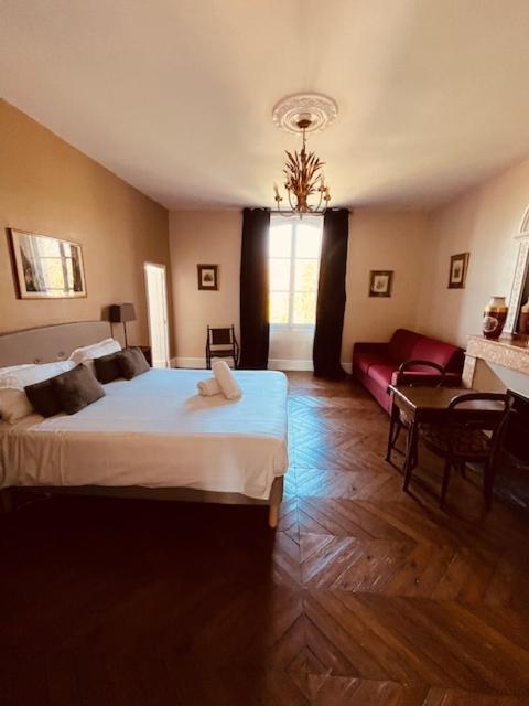 Отель Le Manoir Du Thouron Saint-Sulpice  Экстерьер фото