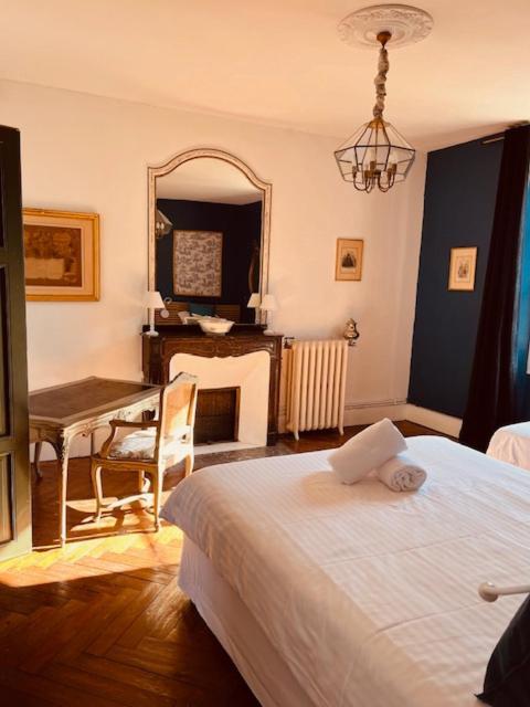 Отель Le Manoir Du Thouron Saint-Sulpice  Экстерьер фото