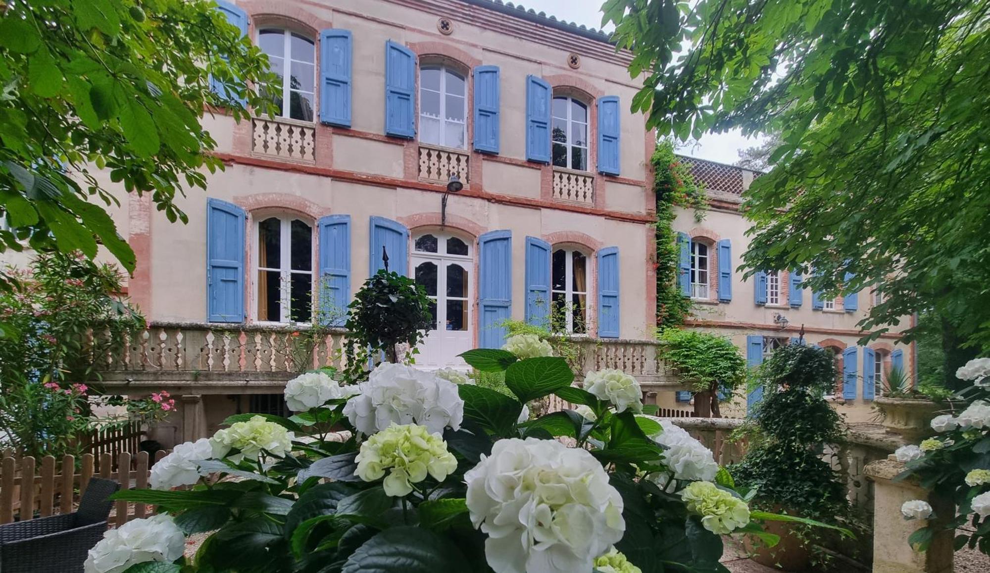 Отель Le Manoir Du Thouron Saint-Sulpice  Экстерьер фото