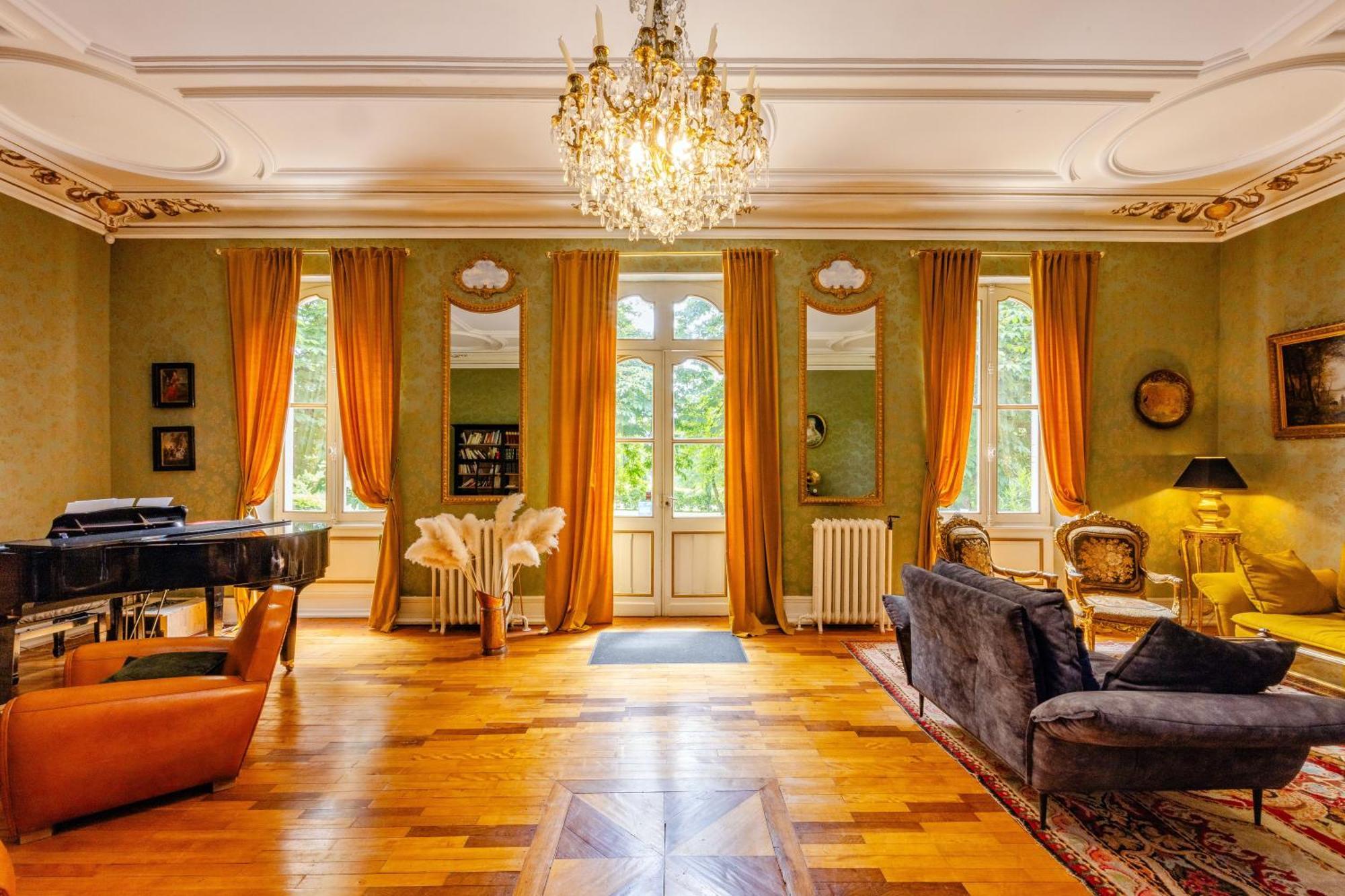 Отель Le Manoir Du Thouron Saint-Sulpice  Экстерьер фото